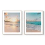 Díptico de fotografías de playa con un atardecer dorado y el océano en calma. Decoración costera relajante con tonos cálidos y azulados