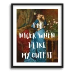 Pintura clásica de una mujer con un elegante vestido azul, oliendo una rosa en un lujoso ambiente con muebles dorados y flores. Sobre la imagen, una frase moderna en tipografía manuscrita dice: "I’m nicer when I like my outfit" (Soy más amable cuando me gusta mi atuendo)