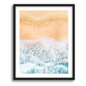 Fotografía aérea de olas blancas encontrándose con la arena dorada de la playa. Imagen minimalista y relajante ideal para decoración costera y moderna