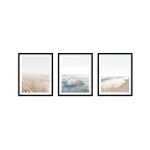 Tríptico de fotografías minimalistas con paisajes de la costa: una ola en el mar, arena suave y dunas con hierba costera. Decoración serena y natural para interiores modernos