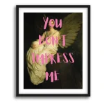 Pintura clásica de un ángel de alas oscuras, sentado en una postura serena, con una iluminación dramática y un fondo oscuro. Sobre la imagen, una frase en tipografía moderna rosa dice: "You don’t impress me" (No me impresionas)