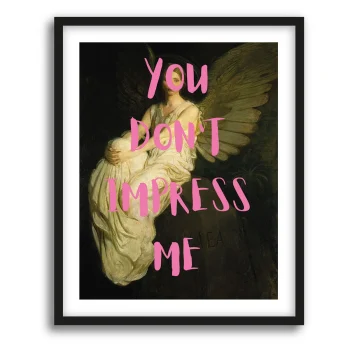 Pintura clásica de un ángel de alas oscuras, sentado en una postura serena, con una iluminación dramática y un fondo oscuro. Sobre la imagen, una frase en tipografía moderna rosa dice: "You don’t impress me" (No me impresionas)