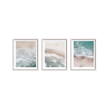 Tríptico de fotografías aéreas de una playa con olas rompiendo suavemente sobre la arena en tonos naturales. Decoración costera y minimalista para interiores modernos