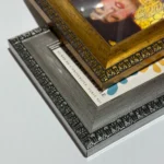 Detalle de marcos dorado y plateado