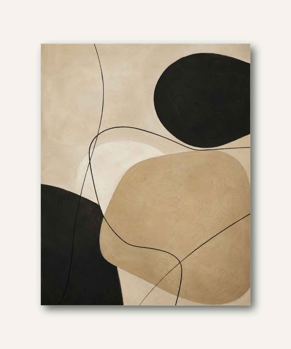 Cuadro abstracto contemporáneo con formas orgánicas beige y negras y líneas gestuales sobre fondo marfil