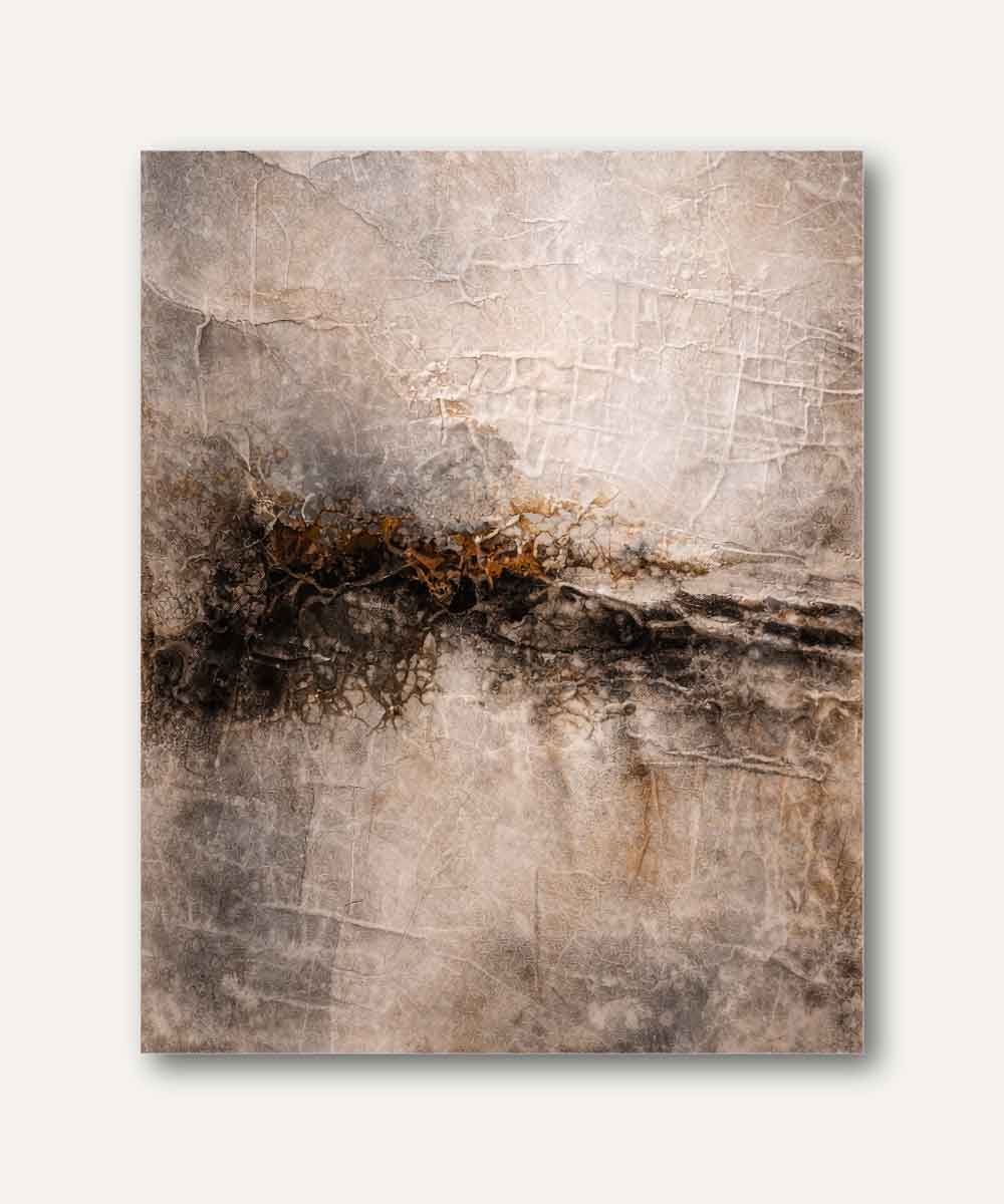 Cuadro abstracto textural en tonos beige, gris y óxido inspirado en formaciones geológicas y superficies erosionadas