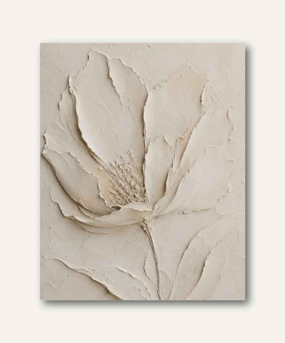 Cuadro botánico minimalista en relieve con flor monocromática color marfil modelada sobre superficie texturizada de yeso