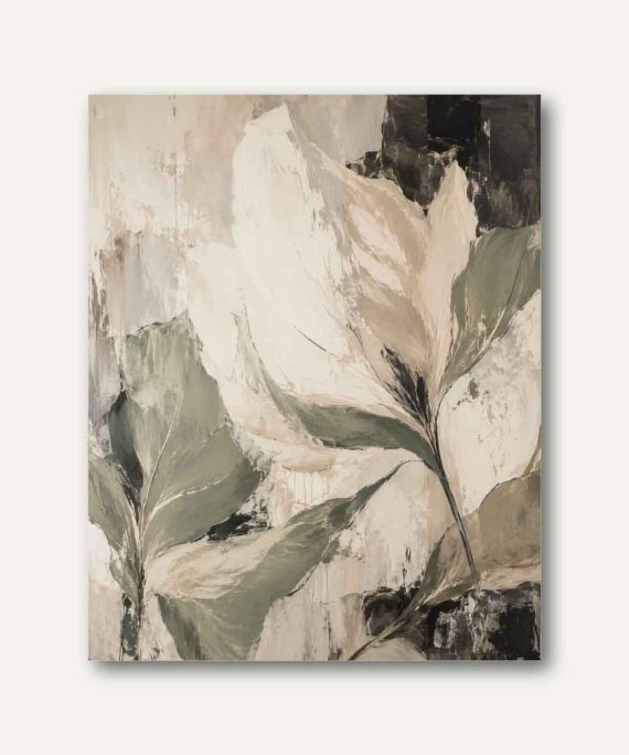 Cuadro botánico contemporáneo con magnolia blanca y hojas verde salvia sobre fondo abstracto en tonos beige, marfil y carbón