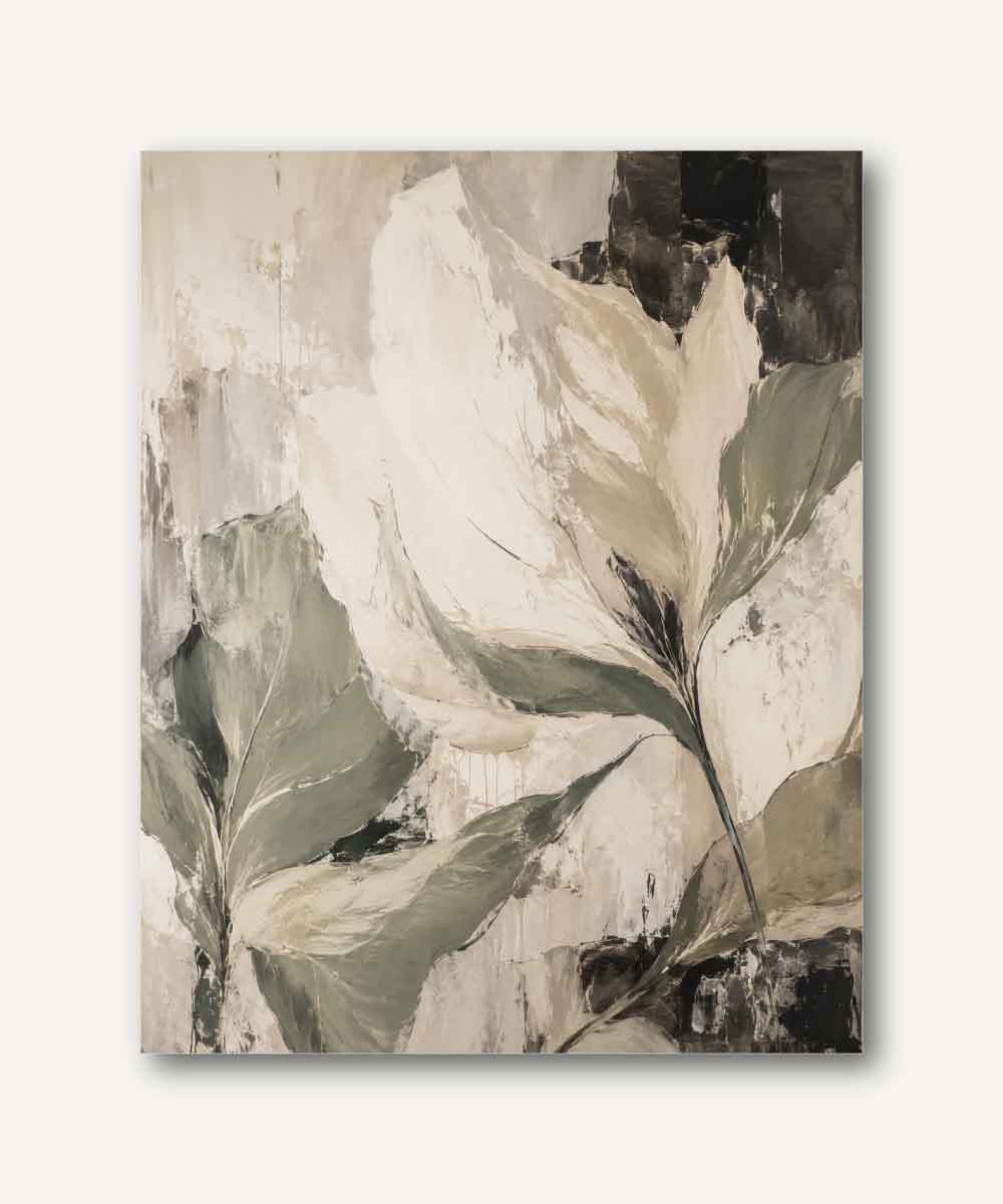Cuadro botánico contemporáneo con magnolia blanca y hojas verde salvia sobre fondo abstracto en tonos beige, marfil y carbón