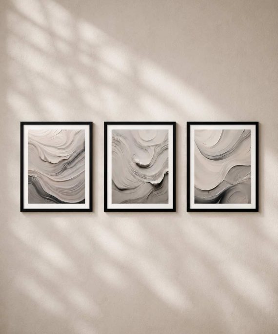Tríptico Estratos de Luz, composición de tres cuadros abstractos contemporáneos en tonos marfil, arena y gris con texturas orgánicas y relieve escultórico.