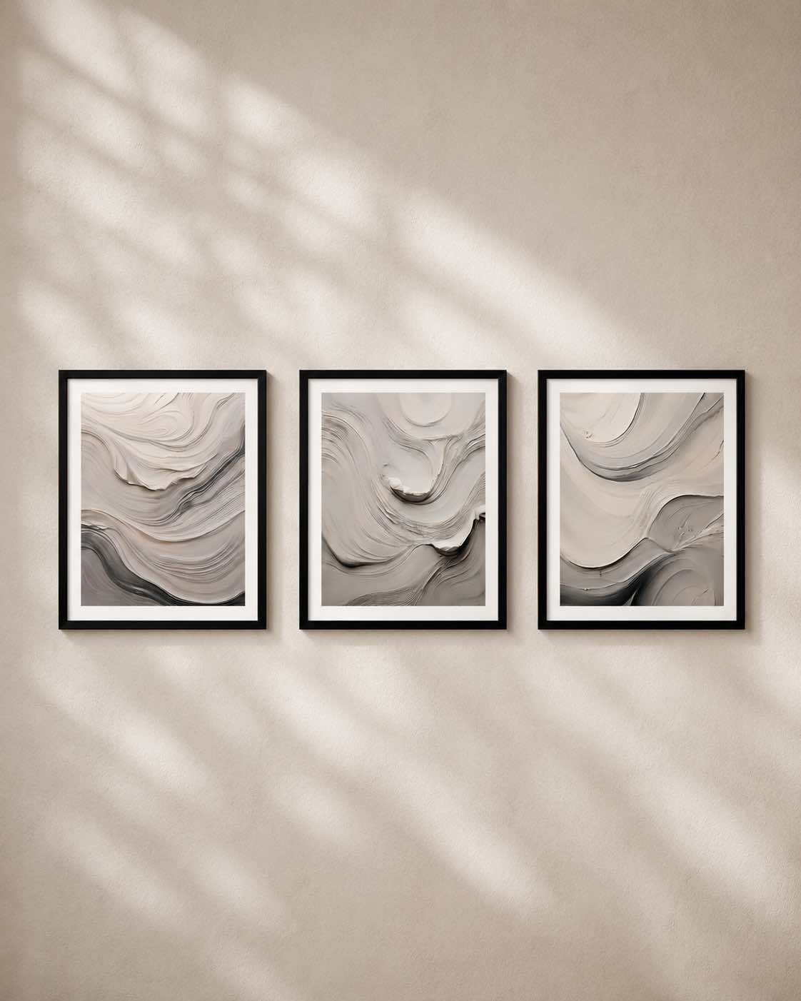 Tríptico Estratos de Luz, composición de tres cuadros abstractos contemporáneos en tonos marfil, arena y gris con texturas orgánicas y relieve escultórico.