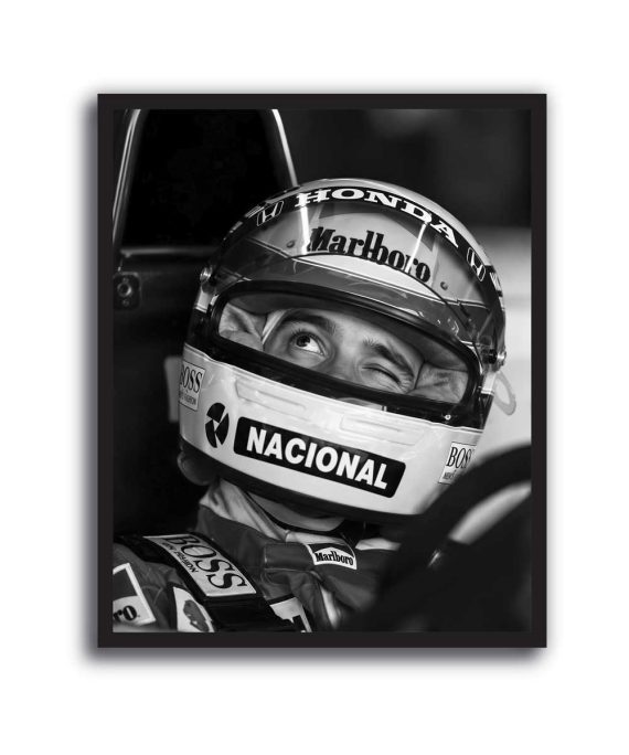 Cuadro de Ayrton Senna con casco de Fórmula 1 en fotografía blanco y negro