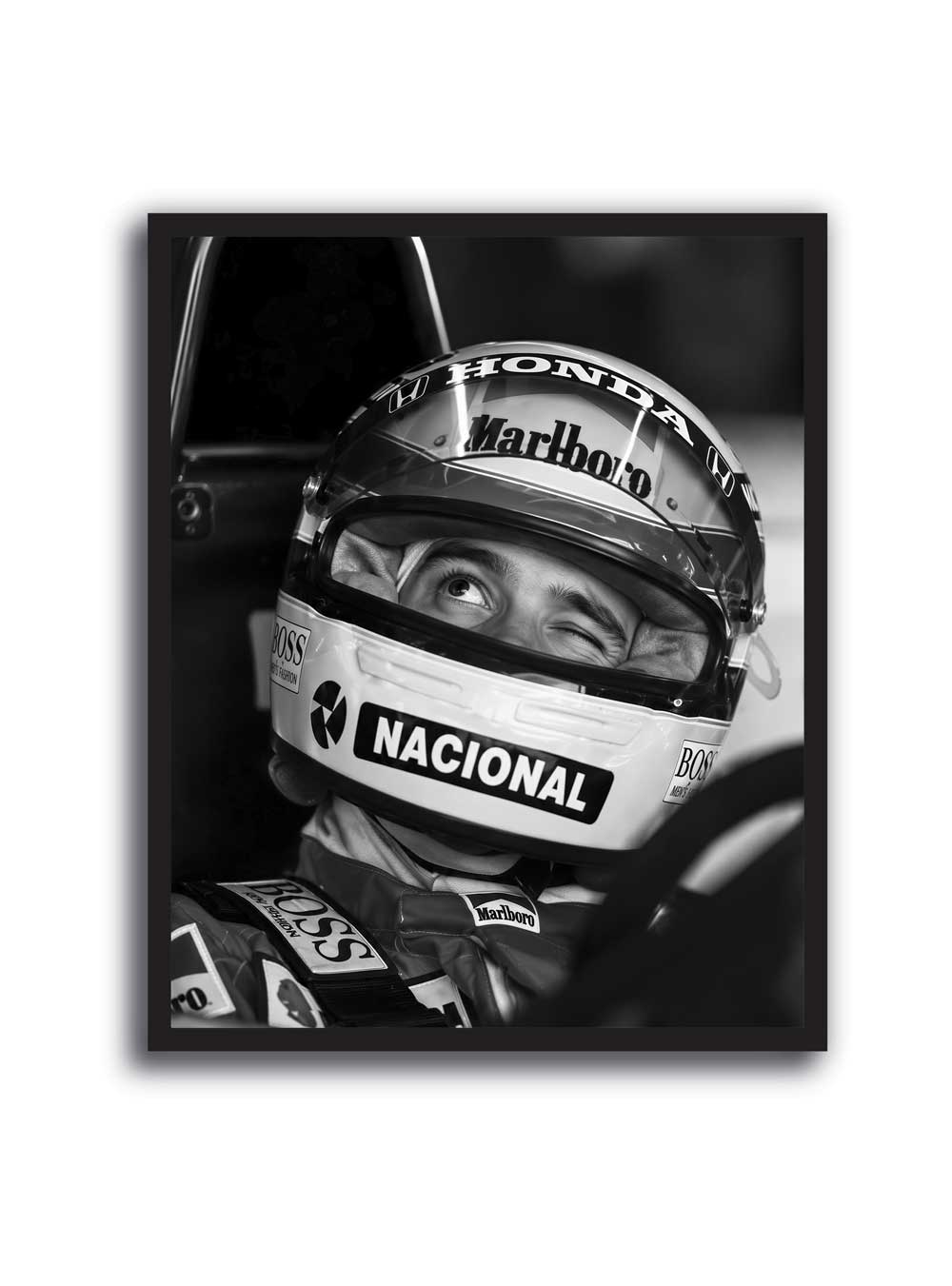 Cuadro de Ayrton Senna con casco de Fórmula 1 en fotografía blanco y negro