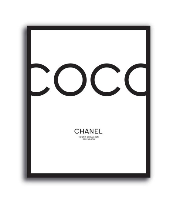 Cuadro tipográfico inspirado en Coco Chanel en blanco y negro con frase I Am Fashion
