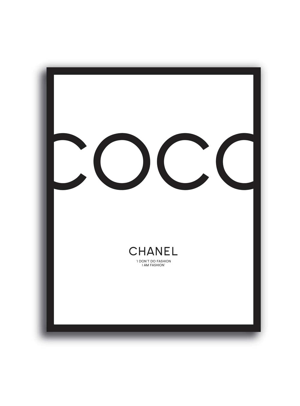 Cuadro tipográfico inspirado en Coco Chanel en blanco y negro con frase I Am Fashion