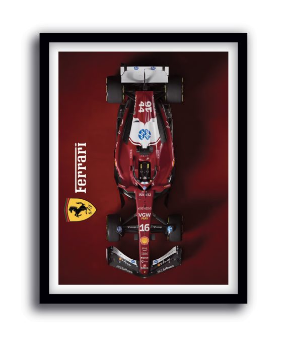 Cuadro de Ferrari de Fórmula 1 visto desde arriba sobre fondo rojo, fotografía deportiva decorativa