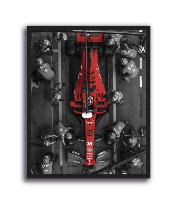 Cuadro de Ferrari Fórmula 1 en pit stop visto desde arriba, fotografía en blanco y negro con auto rojo