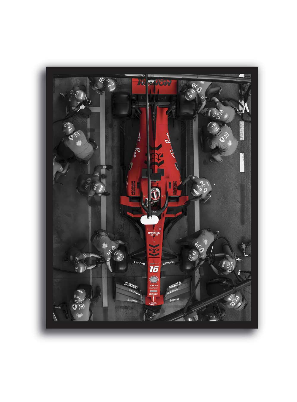 Cuadro de Ferrari Fórmula 1 en pit stop visto desde arriba, fotografía en blanco y negro con auto rojo