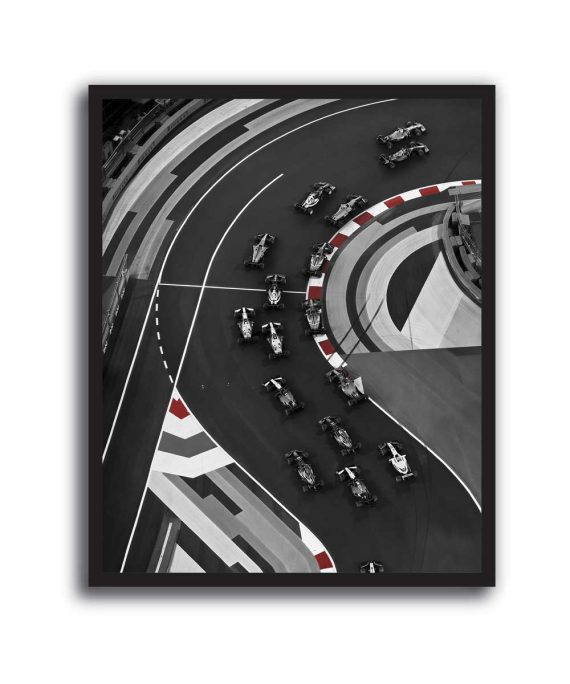 Cuadro de Fórmula 1 visto desde arriba con autos en circuito, fotografía en blanco y negro con detalles rojos