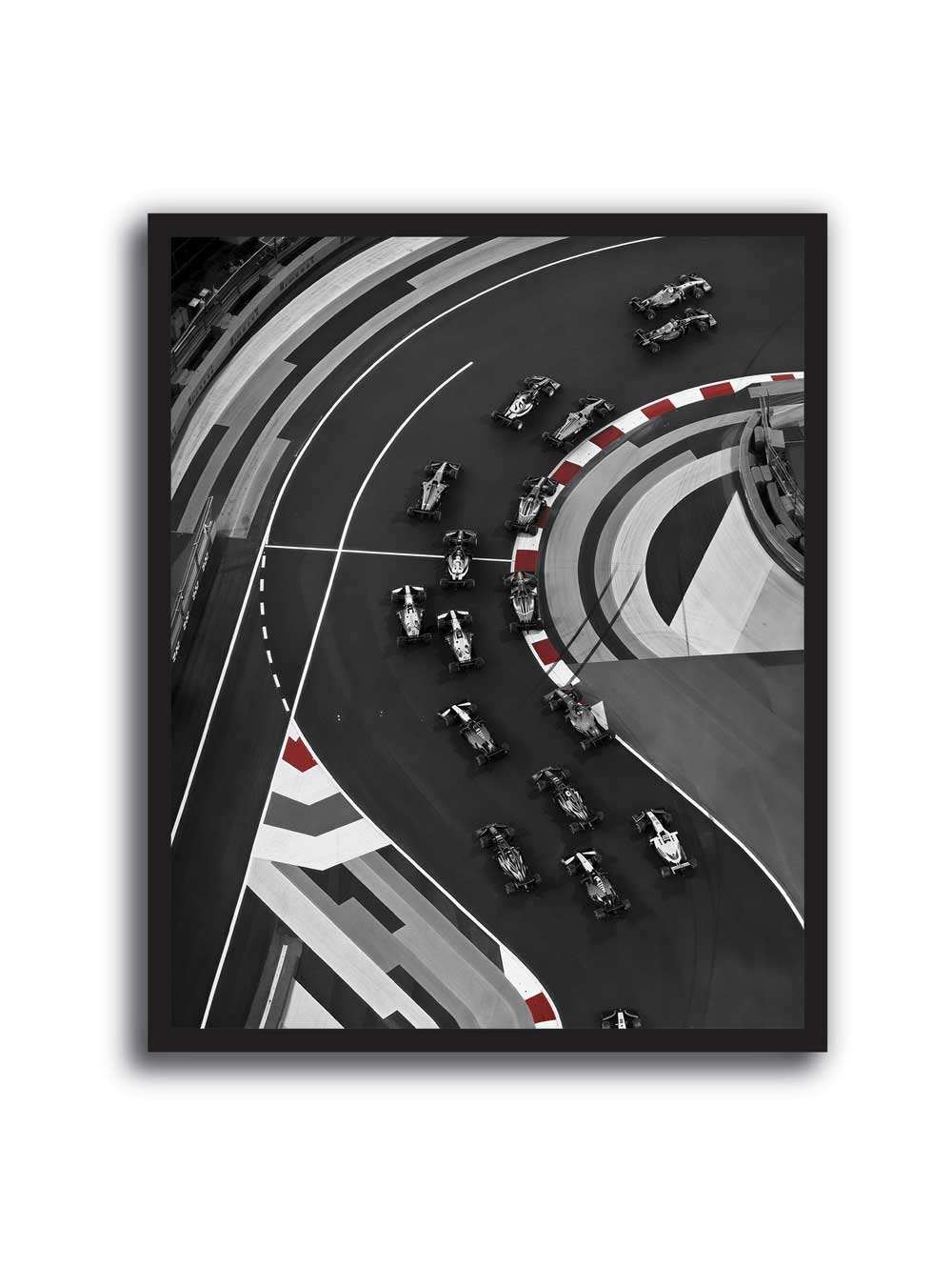 Cuadro de Fórmula 1 visto desde arriba con autos en circuito, fotografía en blanco y negro con detalles rojos