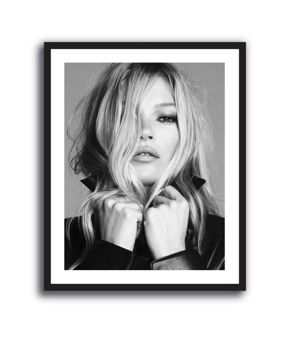 Cuadro de Kate Moss en blanco y negro con chaqueta de cuero, retrato editorial de moda