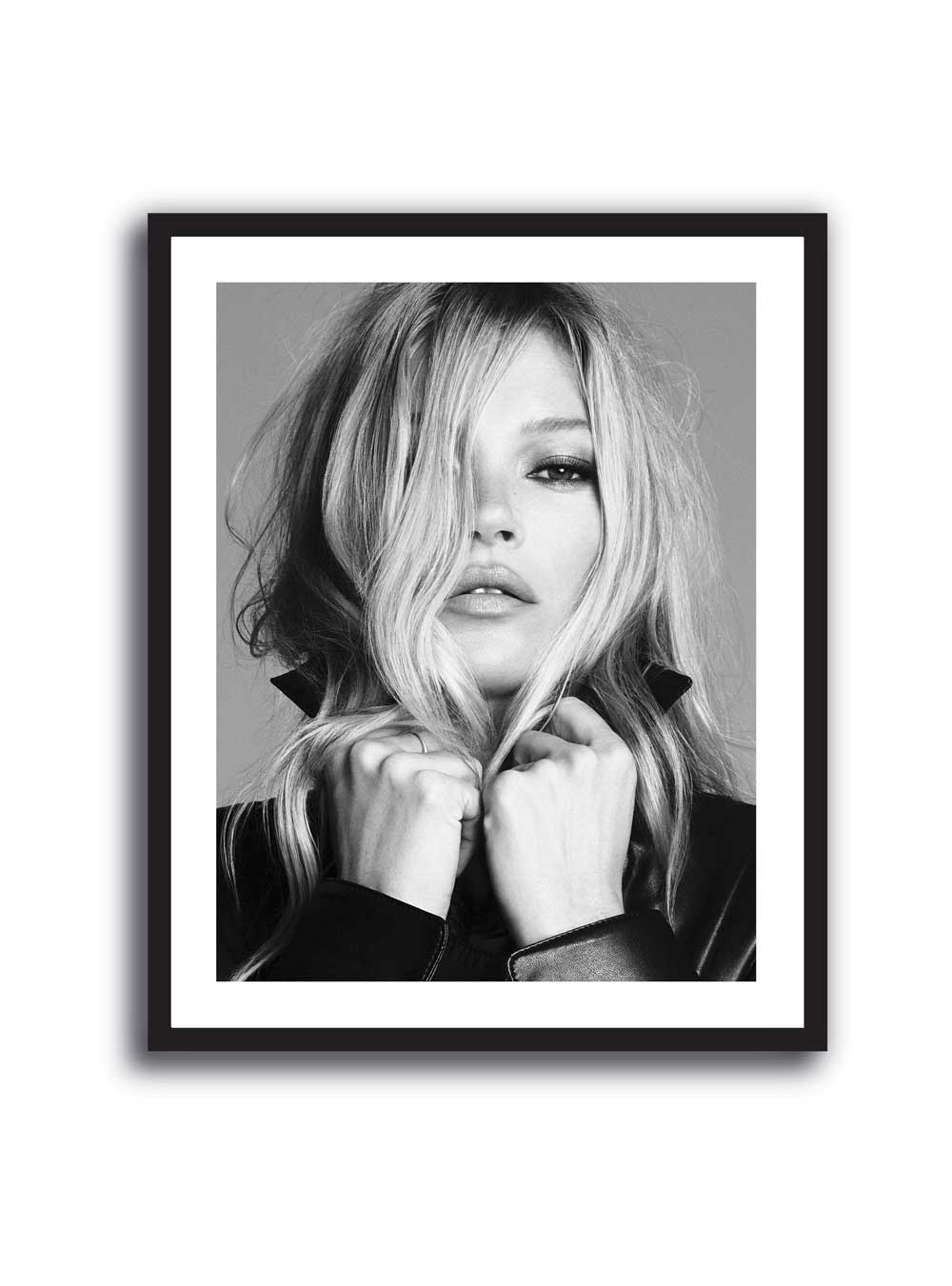 Cuadro de Kate Moss en blanco y negro con chaqueta de cuero, retrato editorial de moda