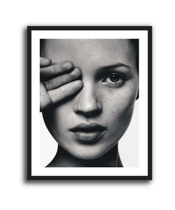 Cuadro de Kate Moss en primer plano blanco y negro, fotografía editorial de moda
