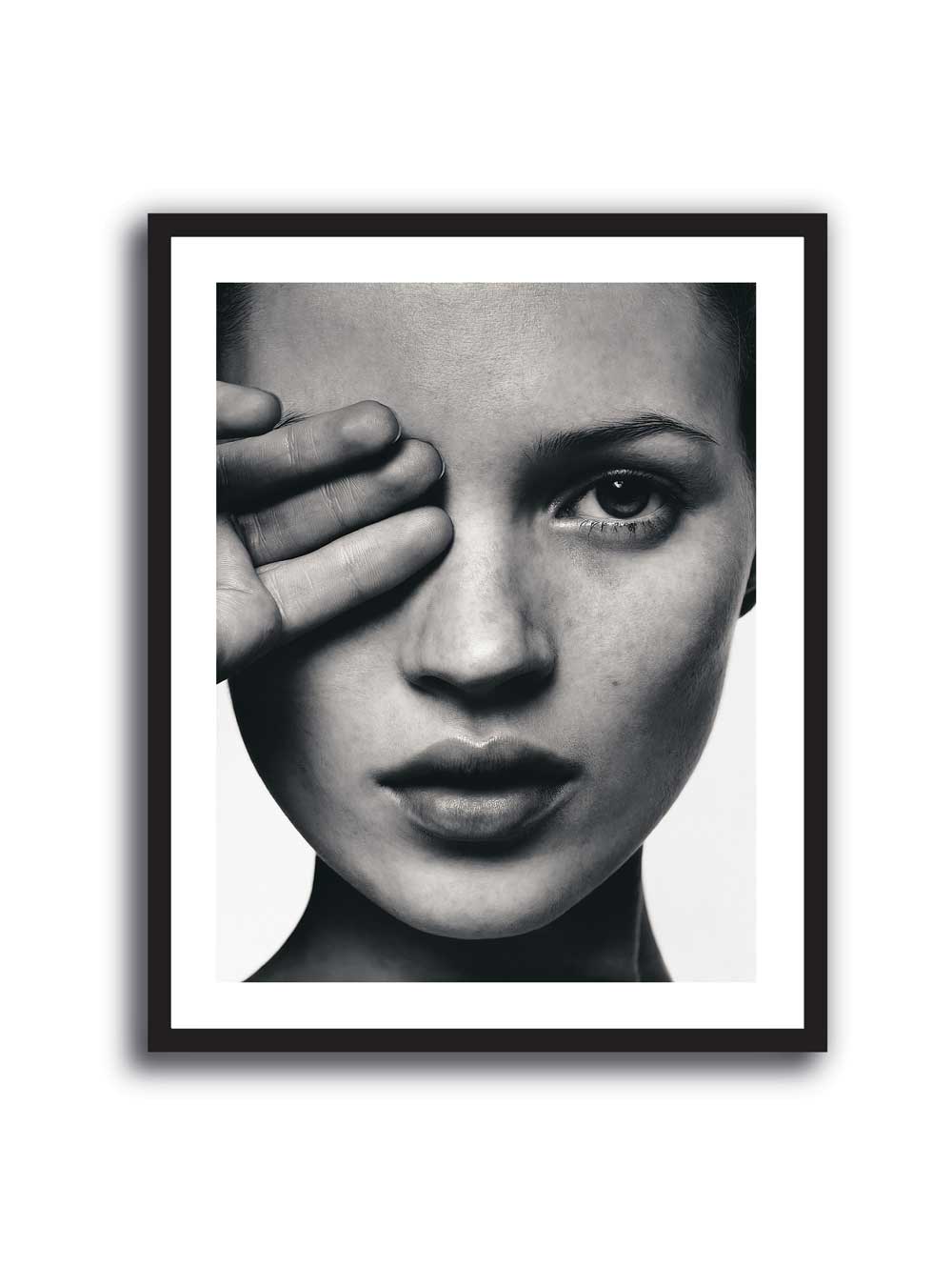 Cuadro de Kate Moss en primer plano blanco y negro, fotografía editorial de moda