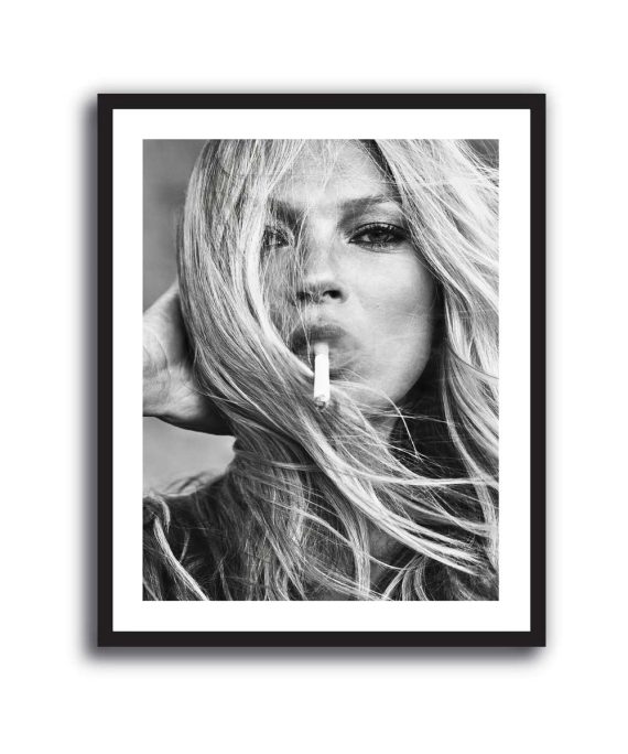 Cuadro de Kate Moss fumando en blanco y negro, retrato editorial de moda