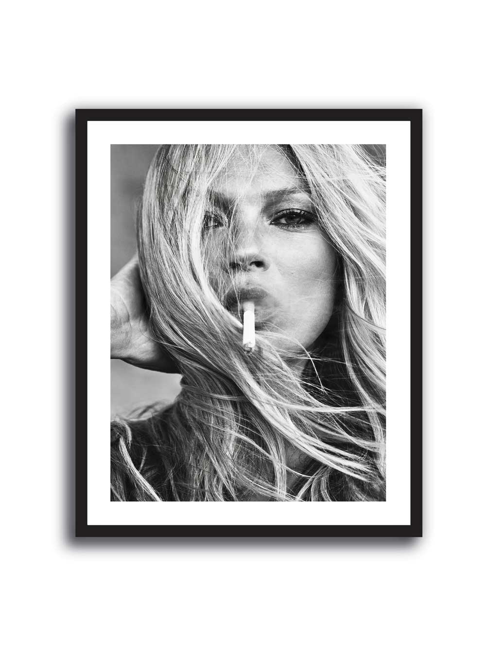 Cuadro de Kate Moss fumando en blanco y negro, retrato editorial de moda