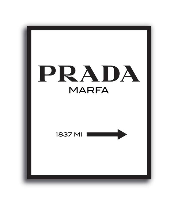 Cuadro tipográfico Prada Marfa en blanco y negro, estilo minimalista y fashion
