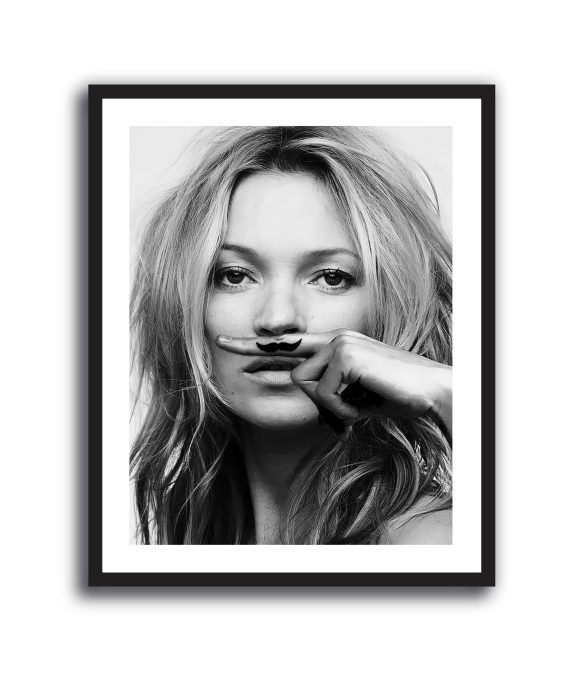 Cuadro de Kate Moss en blanco y negro haciendo un gesto de bigote con el dedo, retrato editorial de moda