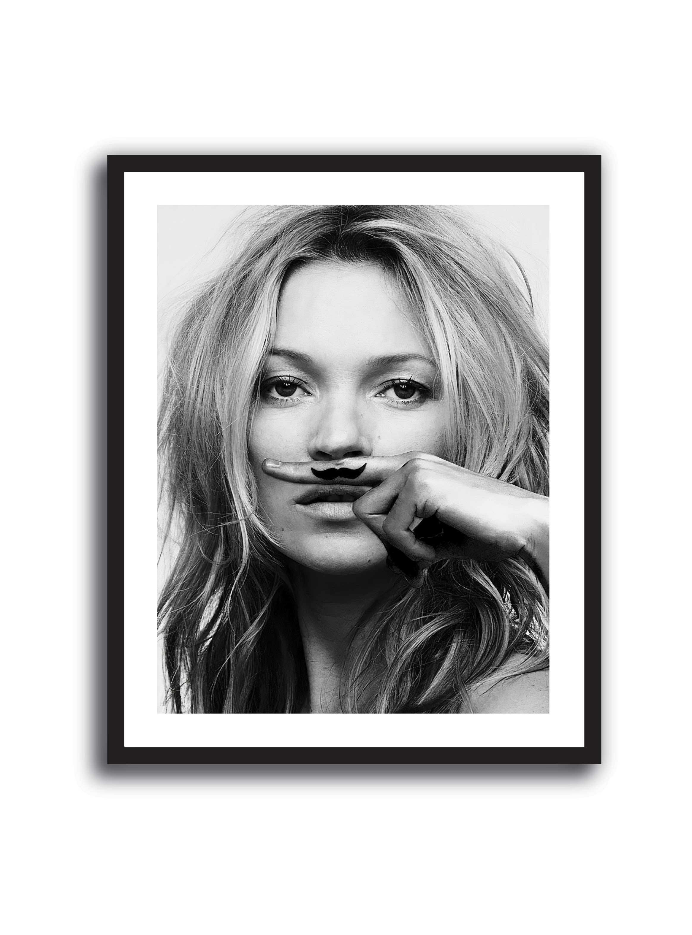 Cuadro de Kate Moss en blanco y negro haciendo un gesto de bigote con el dedo, retrato editorial de moda